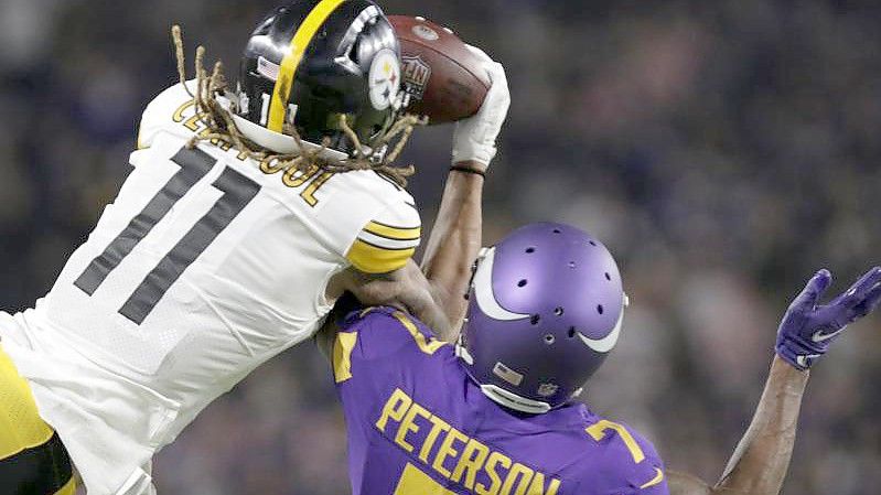 Pittsburgh Steelers Wide Receiver Chase Claypool (l) fängt einen Pass. Foto: Andy Clayton-King/AP/dpa