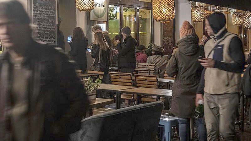 An der Eingangstüre eines asiatischen Restaurants in Berlin müssen Besucherinnen und Besucher ihren Impfnachweis zeigen. Foto: Paul Zinken/dpa