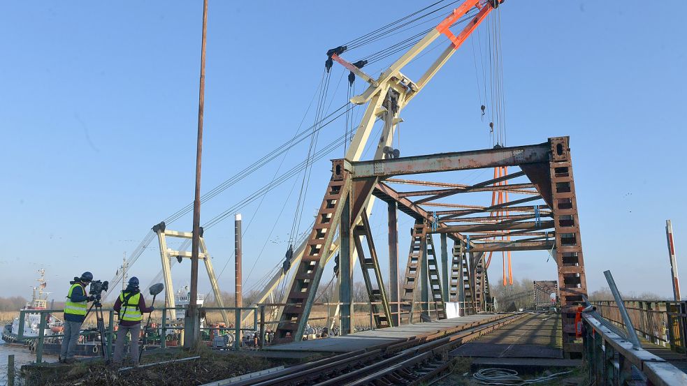 Die Abrissarbeiten an der Friesenbrücke wurden an diesem Donnerstag fortgesetzt. Foto: Ortgies