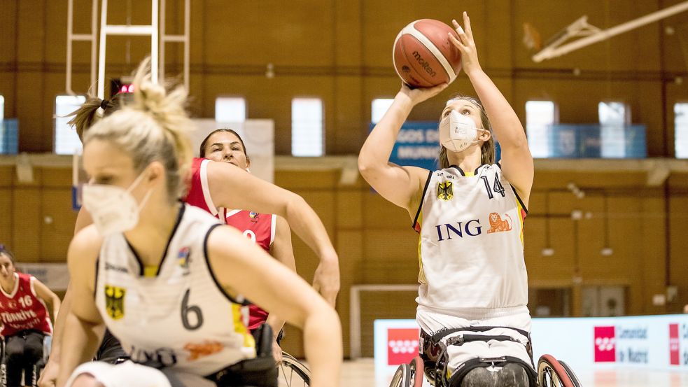 Sportliche Höchstleistung unter FFP2-Masken: Lena Knippelmeyer (rechts) und ihr deutsches Team erreichten gegen die Türkei einen 56:27-Sieg. Foto: Wunderl