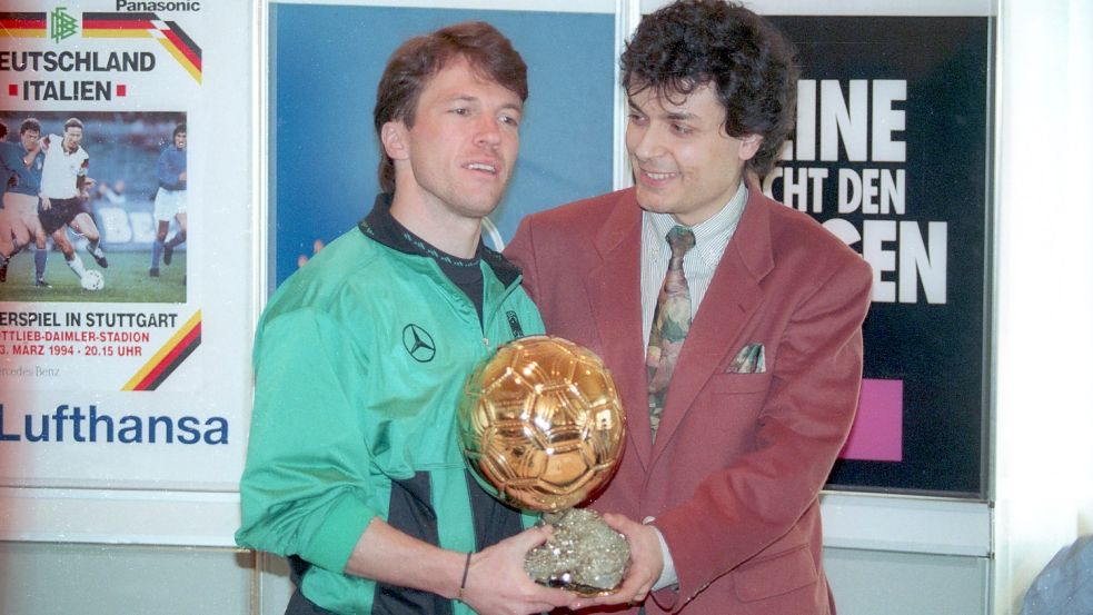 1991 erhält Lothar Matthäus (links) die Auszeichnung „Weltfußballer des Jahres“. Foto: imago/Pressefoto Baumann