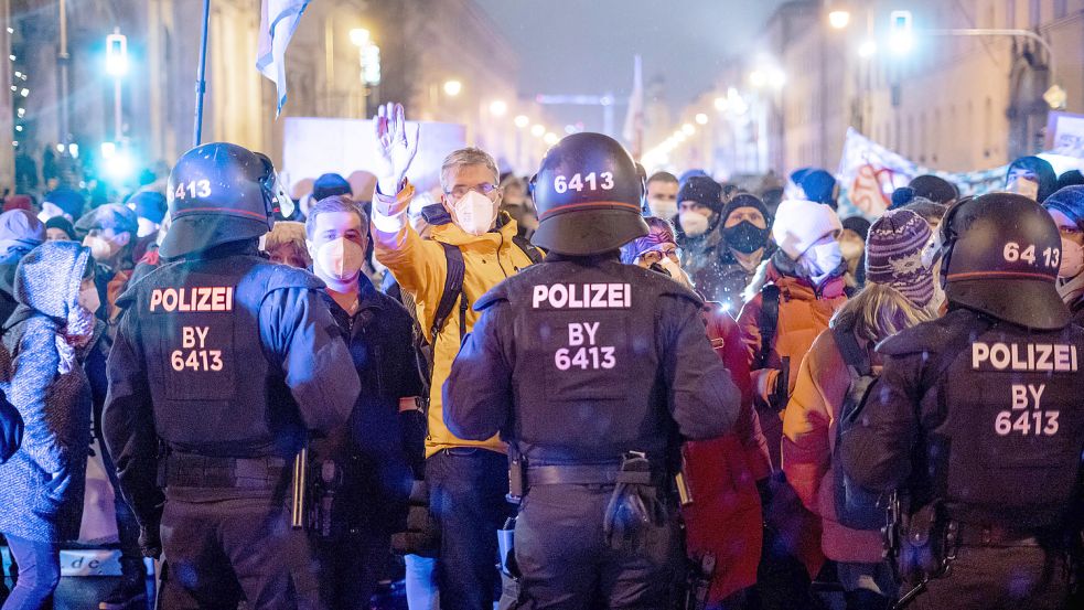 Fast jedes Wochenende demonstrieren mittlerweile Menschen gegen die Corona-Maßnahmen, wie hier in München Foto: imago images/Aaron Karasek