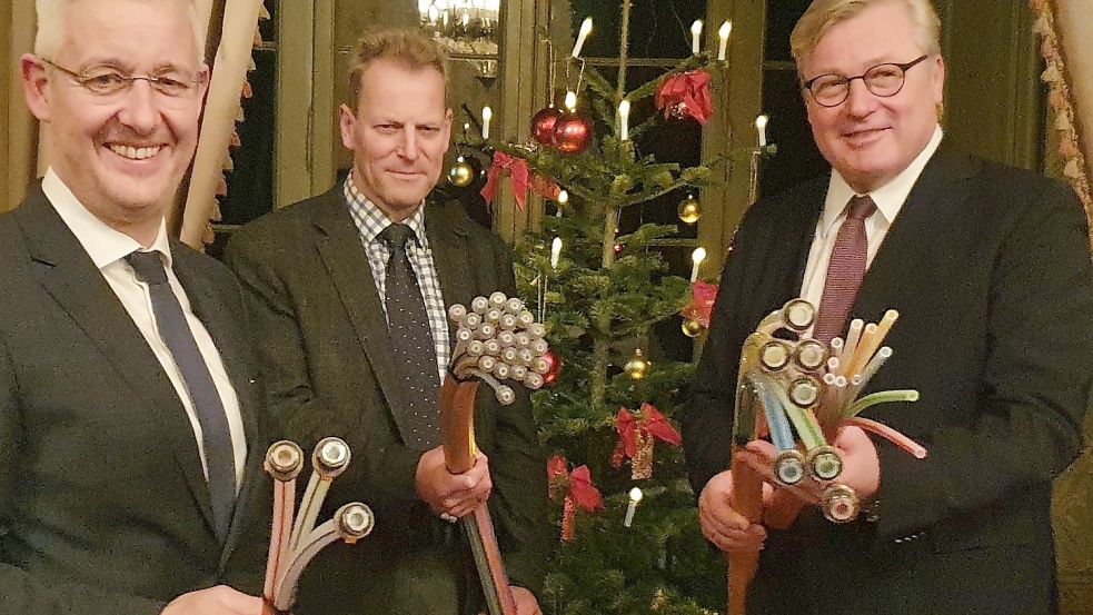 Der niedersächsische Wirtschaftsminister Dr. Bernd Althusmann (CDU, rechts) freute sich mit Landrat Matthias Groote (von links) und Rhauderfehns Bürgermeister Geert Müller, dem Sprecher der Landkreis-Kommunen, über den Ausbau des Glasfasernetzes im Landkreis Leer. Foto: Gettkowski