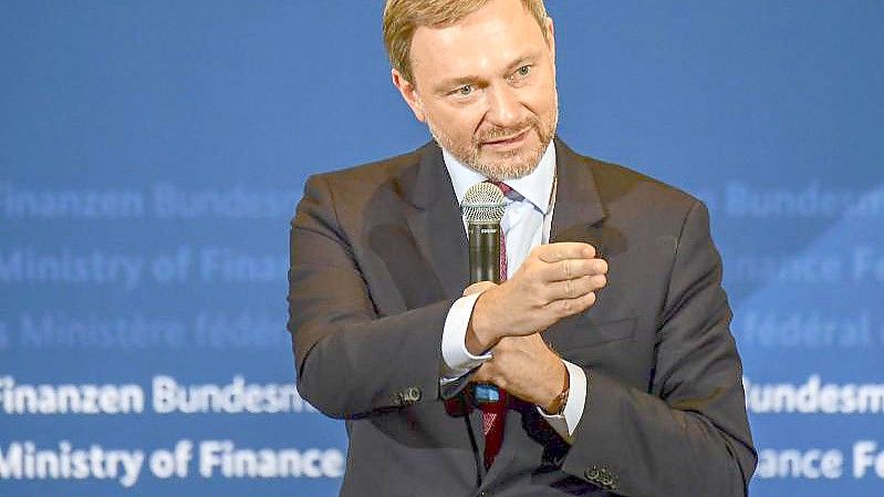 Der neue Bundesfinanzminister Christian Lindner bei der Zeremonie zur Amtsübergabe in seinem Ministerium. Foto: Tobias Schwarz/AFP-Pool/dpa