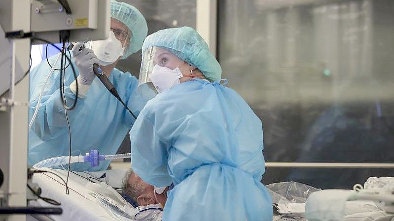 Behandlung eines Covid-19-Patienten auf der Intensivstation der Leipziger Uniklinik. ​. Foto: Jan Woitas/dpa-Zentralbild/dpa