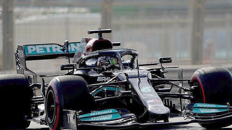 Lewis Hamilton stellte im Mercedes-Boliden im zweiten Freien Training von Abu Dhabi Tagesbestzeit auf. Foto: Hasan Bratic/dpa