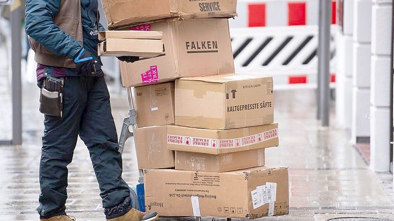 Ein Paketbote liefert in München seine Pakete aus. Foto: Sven Hoppe/dpa
