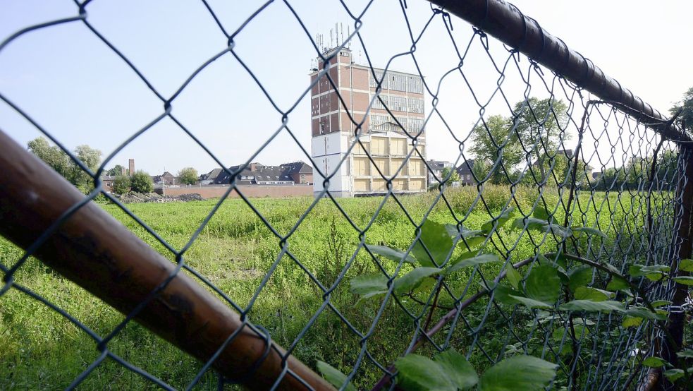 Von der ehemaligen Fabrik blieb nur der Turm als Wahrzeichen des neuen Ültje-Quartiers stehen. Foto: F. Doden/Archiv