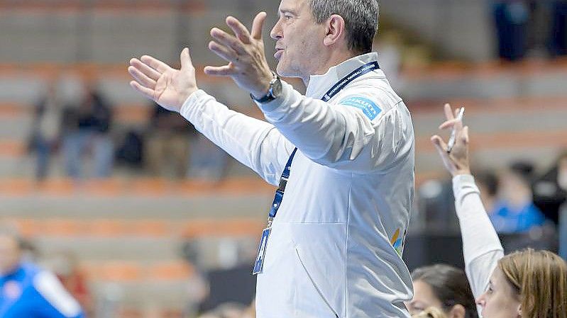 Der Trainer der deutschen Handball-Frauen: Henk Groener. Foto: Marco Wolf/wolf-sportfoto/dpa