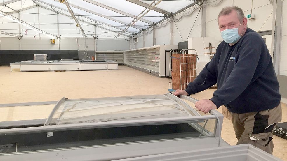 Hier rückt Carsten Lüdecke von der Ladenbaufirma Wächter aus Oyten Gefriertruhen zur Seite, weil sie ihm im Weg stehen. Foto: Schneider-Berents