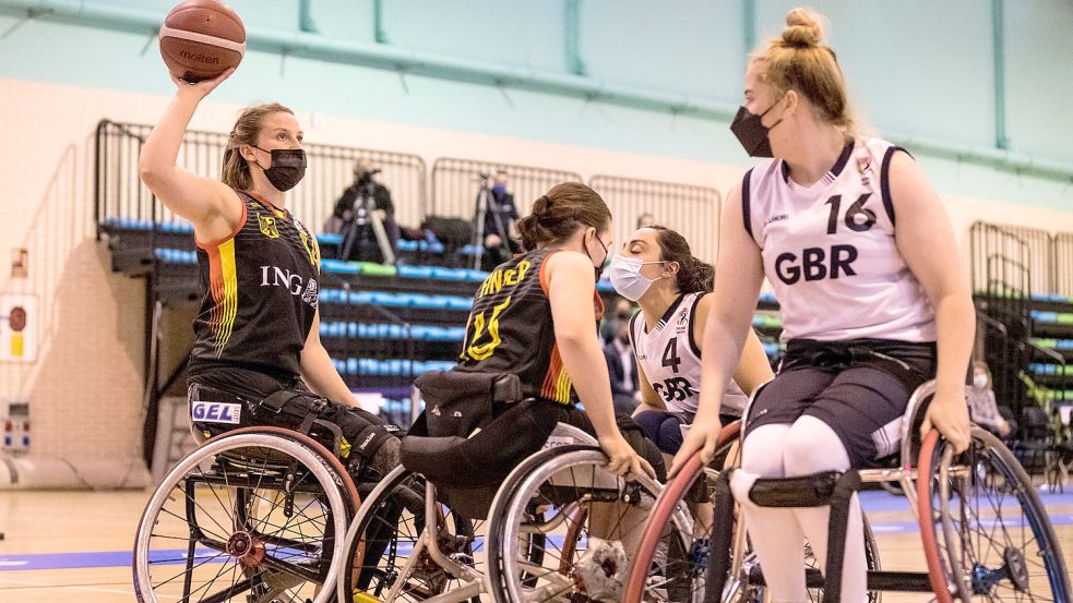 Lena Knippelmeyer (am Ball) und das deutsche Rollstuhl-Basketballteam verpassten am Freitag den Einzug ins EM-Finale. Foto: Wunderl