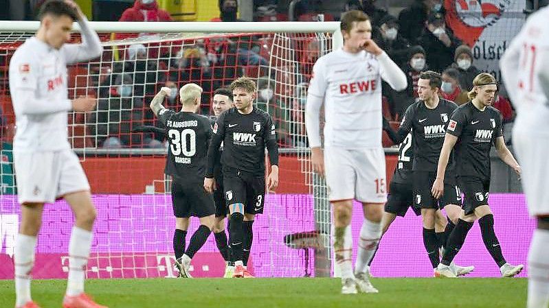 Der FC Augsburg hat mit dem 2:0-Erfolg beim 1. FC Köln den vierten Saisonsieg errungen. Foto: Federico Gambarini/dpa