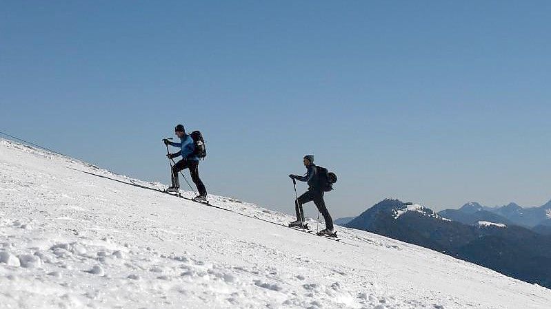 Bergsportler sollten am Wochenende Vorsicht walten lassen: Der Lawinenwarndienst Bayern stuft die Lawinengefahr in Teilen der Alpen als „hoch“ ein. (Archivbild). Foto: Tobias Hase/dpa
