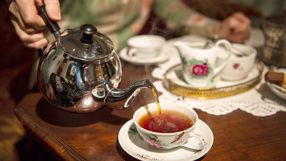 „Dree sind Ostfreesenrecht“: Es ist höflich mindestens drei Tassen schwarzen Tee zu trinken. Foto: Schuldt/dpa