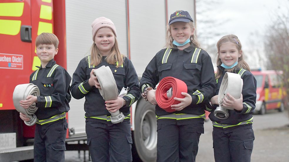 Lennis (von links), Mila, Anneke und Enna sind in der Kinderfeuerwehr Leer aktiv. Fotos: Ortgies