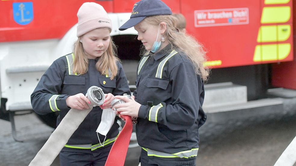 Die beiden Mädchen sind gemeinsam in die Kinderfeuerwehr eingetreten.