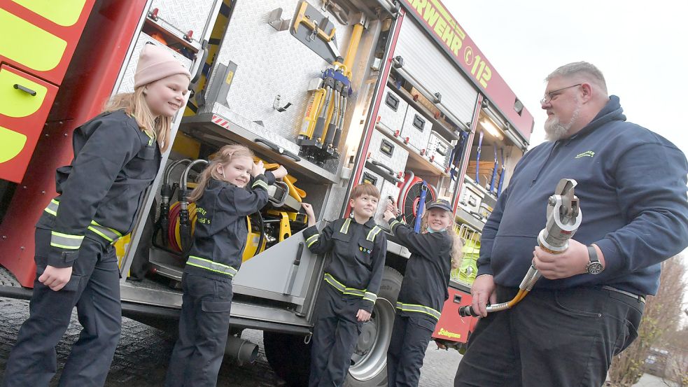 Den Kindern werden oft Dinge am Feuerwehrauto erklärt.