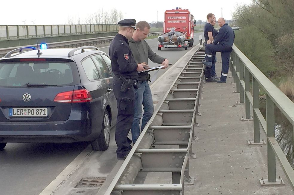 Die Autos von Polizei und Feuerwehr wurden auf der Autobahn abgestellt. Bild: Müller