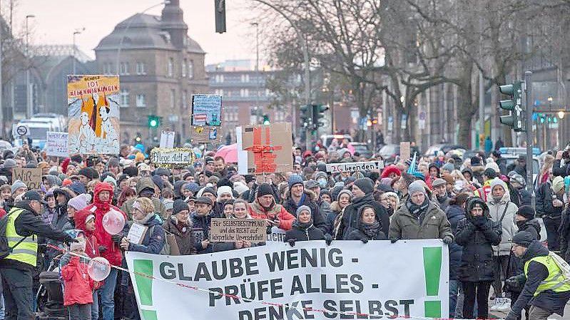 Demonstration gegen die Corona-Maßnahmen in Hamburg. Foto: Georg Wendt/dpa