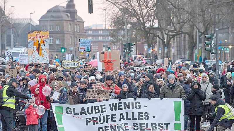 Demonstration gegen die Corona-Maßnahmen in Hamburg. Foto: Georg Wendt/dpa