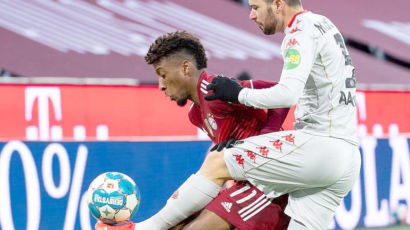 Bayern-Profi Kingsley Coman (l) schirmt den Ball gegen Aaron Martin ab. Foto: Sven Hoppe/dpa