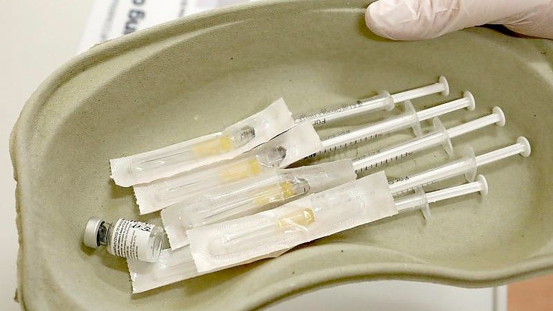 Fünf Spritzen für die Impfung gegen das Sars-CoV-2-Virus liegen bereit. Foto: Bernd Wüstneck/dpa-Zentralbild/dpa