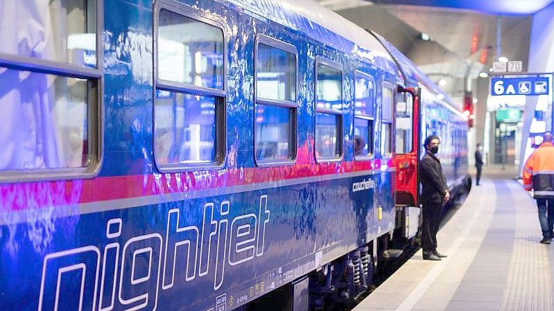 Ein Nightjet-Zug steht während eines Medientermins der ÖBB „Start für den neuen Nightjet nach Amsterdam“ im Wiener Hauptbahnhof. Foto: Georg Hochmuth/APA/dpa
