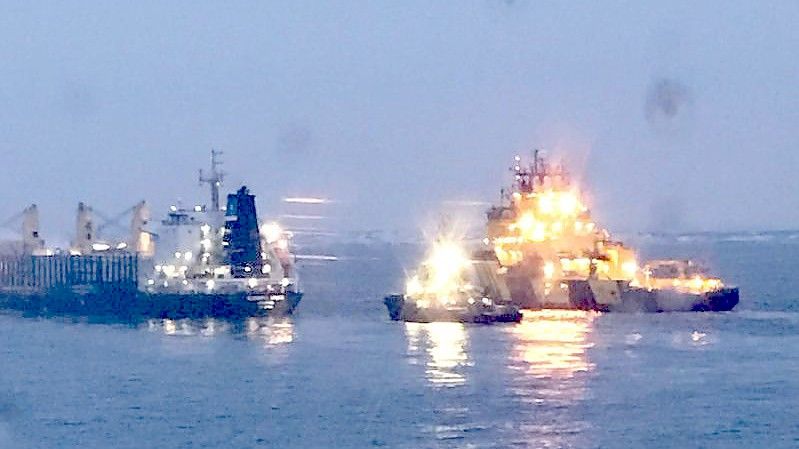 Begleitet von Schleppern und der schwedischen Küstenwache fährt die noch brennende „Almirante Storni“ in den Scandia-Hafen von Göteborg. Foto: Swedish Coast Guard/dpa