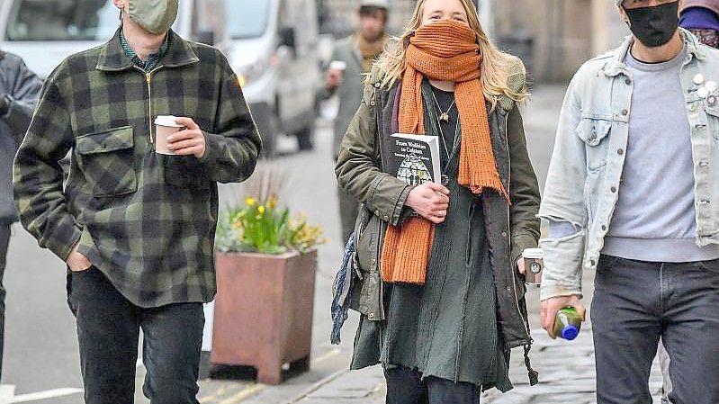 Milo Ponsford (l-r), Rhian Graham und Jake Skuse gehen zum Bristol Crown Court, wo sie und ein weiterer Mann wegen krimineller Beschädigung im Zusammenhang mit dem Umsturz einer Statue angeklagt sind. Foto: Ben Birchall/PA Wire/dpa