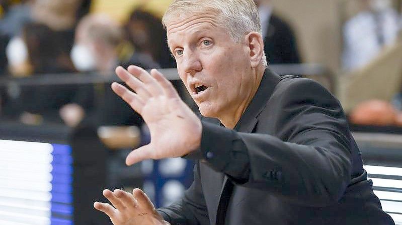 Sein Team verliert den Anschluss: Ludwigsburgs Trainer John Patrick. Foto: Thomas Kienzle/dpa/Archivbild