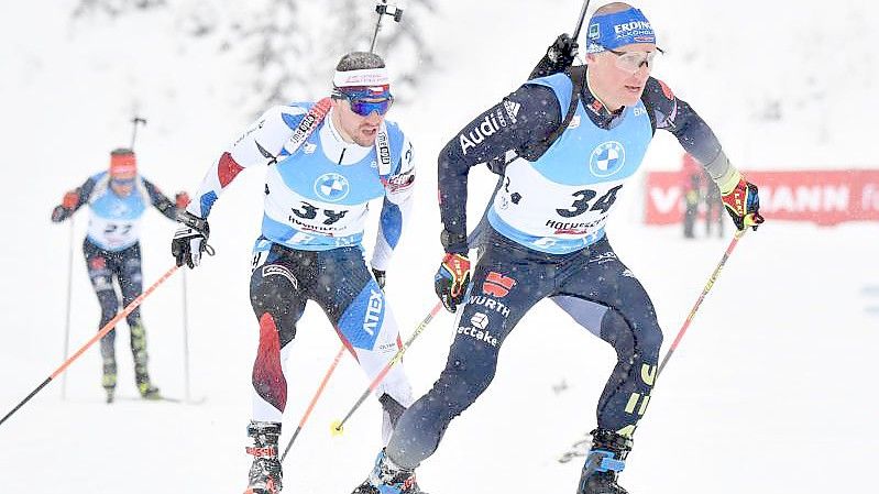 Im Biathlon steht bei den Herren die Staffel auf dem Programm. Foto: Barbara Gindl/APA/dpa/Archivbild