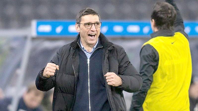 Der Stil des neuen Trainers kommt bei den Hertha-Profis gut an: Tayfun Korkut (l) freut sich über einen Treffer. Foto: Andreas Gora/dpa