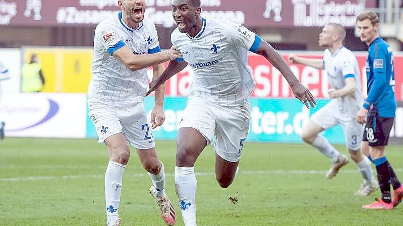 Die Spieler vom Hamburger SV feiern den Führungstreffer gegen Hansa Rostock. Foto: Daniel Reinhardt/dpa