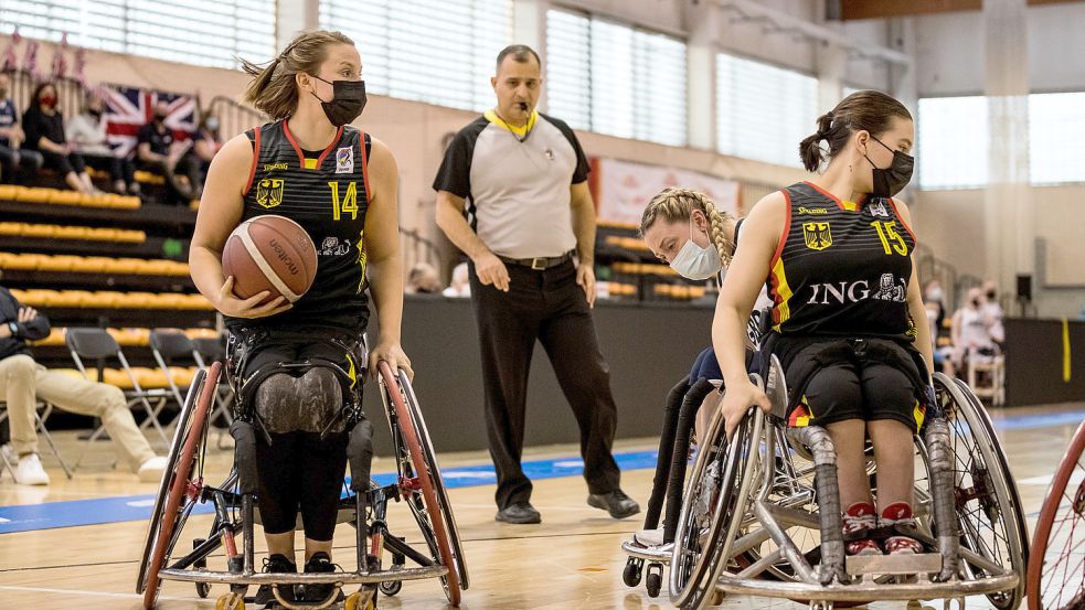 Rollstuhl-Basketballerin Lena Knippelmeyer (links). Foto: Wunderl