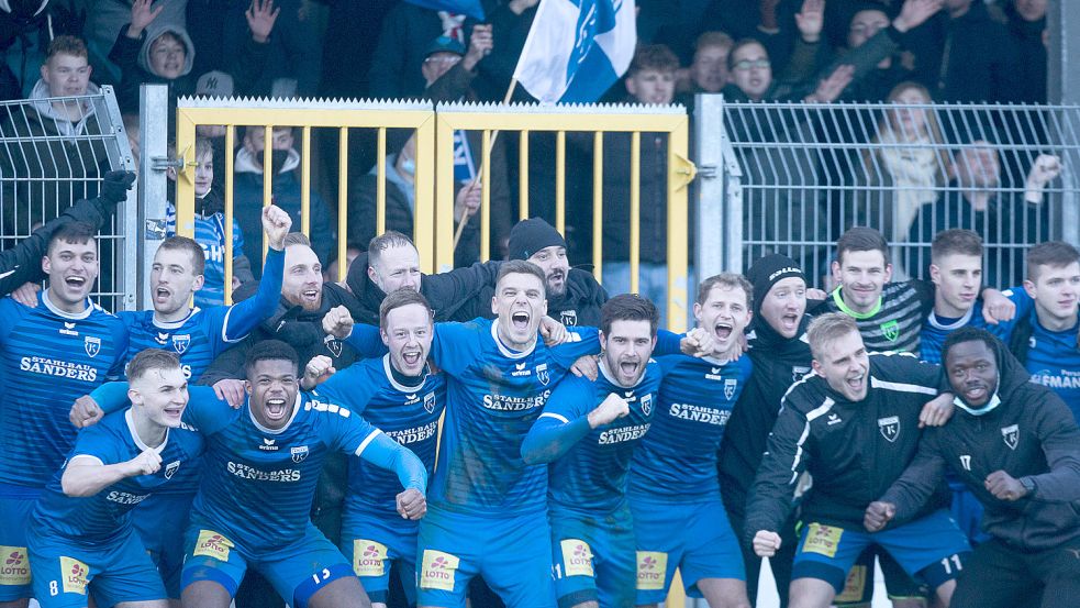 Nach dem Sieg des Willens stellte sich das Kickers-Team vor dem Fanblock zum Siegerbild auf. Foto: Doden