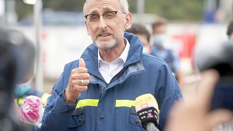 Der Präsident des Bundesamts für Bevölkerungsschutz und Katastrophenhilfe (BBK), Armin Schuster, bei einem Besuch bei Mitarbeitern des Technischen Hilfswerks. Foto: Thomas Frey/dpa