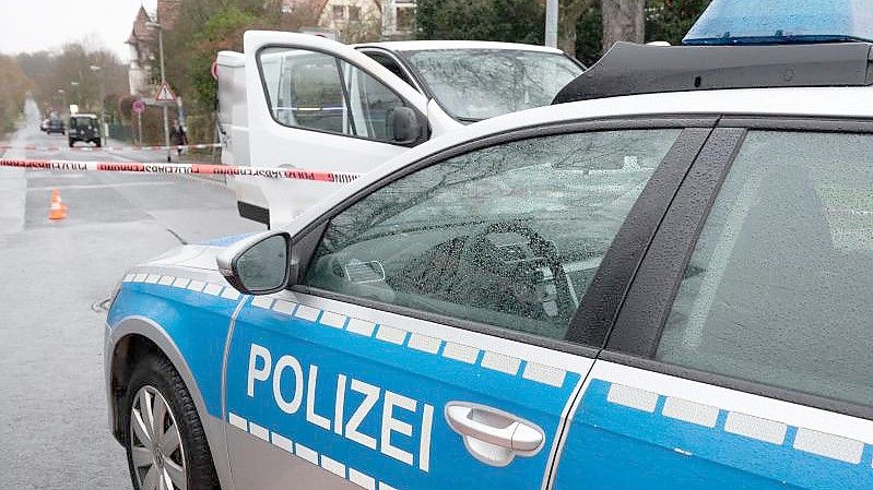 Bei der Kontrolle eines Kleintransporters (hinten) in Hannover haben Polizisten bei einer versuchten Fluchtaktion Schüsse abgefeuert. Foto: Julian Stratenschulte/dpa