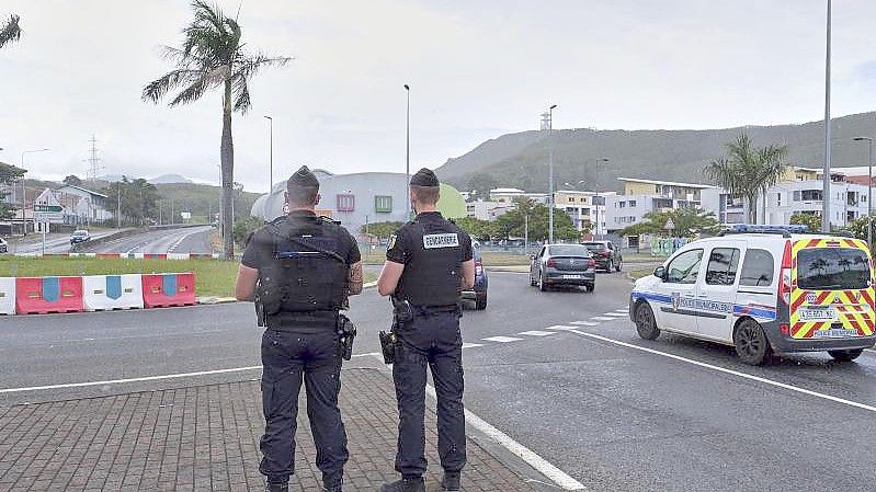 Gendarmen patrouillieren an einem Kreisverkehr in Noumea. Das strategisch wichtige Überseegebiet Neukaledonien wird auch künftig weiter zu Frankreich gehören. Foto: Clotilde Richalet/AP/dpa