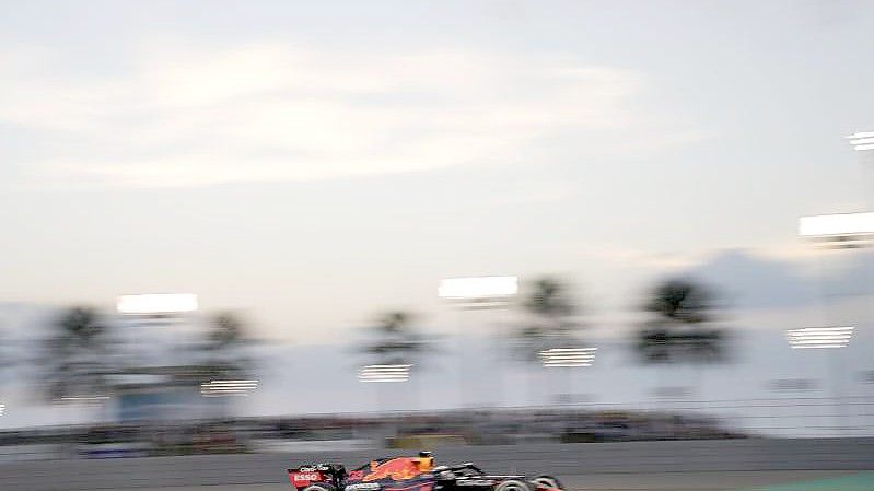 Max Verstappen hat sich im letzten Rennen der Formel 1 die Weltmeisterschaft gesichert. Foto: Hassan Ammar/AP/dpa