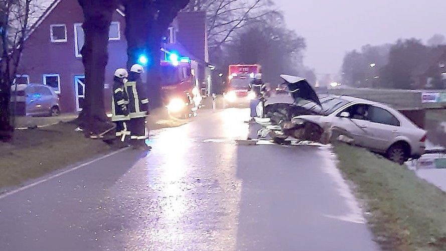 Das Auto kam an der Kanalböschung zum Stehen. Foto: Feuerwehr Spetzerfehn