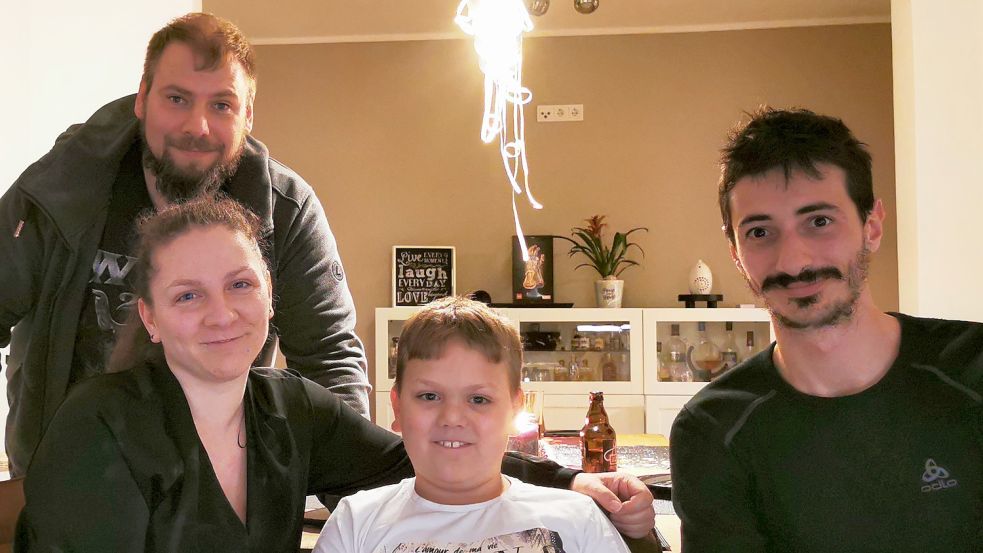 „Die nettesten Leute, die ich bisher getroffen habe“: Nathan Pigourier (rechts) mit Jessica Heine, ihrem Lebensgefährten Sebastian Wurps und Sohn Elias. Foto: privat