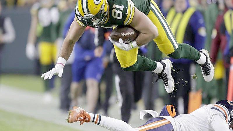 Eddie Jackson von den Chicago Bears stoppt Josiah Deguara von den Green Bay Packers nach einem Fang. Foto: Matt Ludtke/AP/dpa