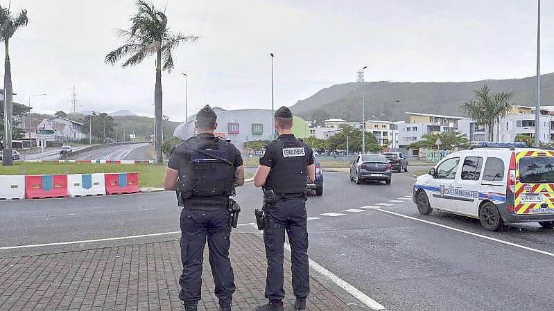 Französische Gendarmen patrouillieren an einem Kreisverkehr auf der südpazifischen Inselgruppe Neukaledonien. Foto: Clotilde Richalet/AP/dpa