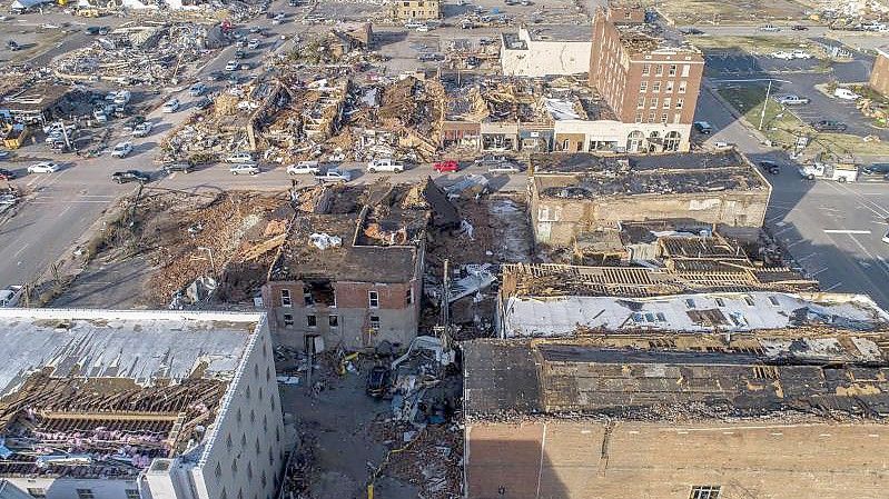 Die Innenstadt von Mayfield im US-Bundesstaat Kentucky liegt in Trümmern, nachdem ein verheerender Tornado durch die Region gezogen ist. Foto: Ryan C. Hermens/Lexington Herald-Leader via AP/dpa