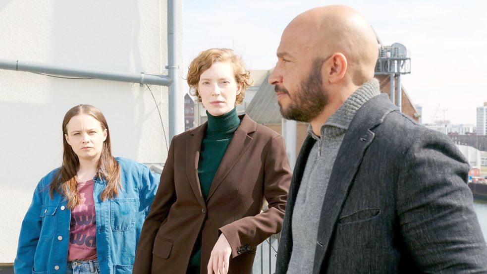 Das Bremer „Tatort“-Team ist gefordert: Im aktuellen Mordfall ist das Opfer ein Mensch, der eigentlich immer nur Gutes tat. Liv Moormann (Jasna Fritzi Bauer, links), Linda Selb (Luise Wolfram) und Mads Andersen (Dar Salim) stehen vor einem Rätsel. Foto: Radio Bremen/Michael Ihle