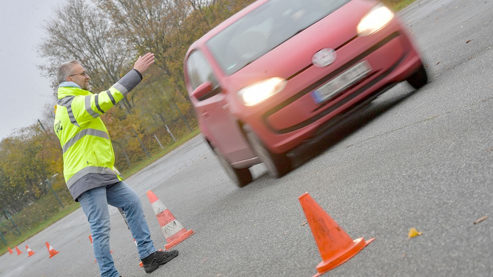 Wolfgang Pupkes war der Trainer beim Fahrsicherheitstraining. Foto: Ortgies