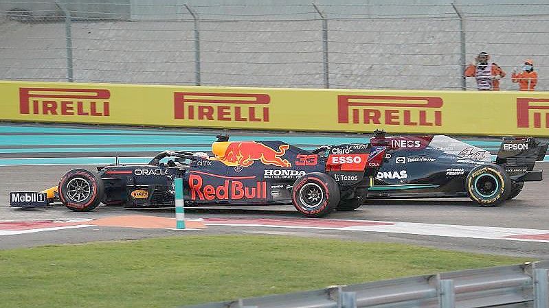 Max Verstappen (l) vom Team Red Bull beim Überholmanöver gegen Mercedes-Pilot Lewis Hamilton. Foto: Hasan Bratic/dpa