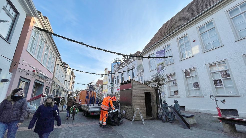 Mitarbeiter des Baubetriebshofs haben am Freitag in der Innenstadt Buden zur Ausgabe von Bändchen aufgestellt. Foto: Boschbach