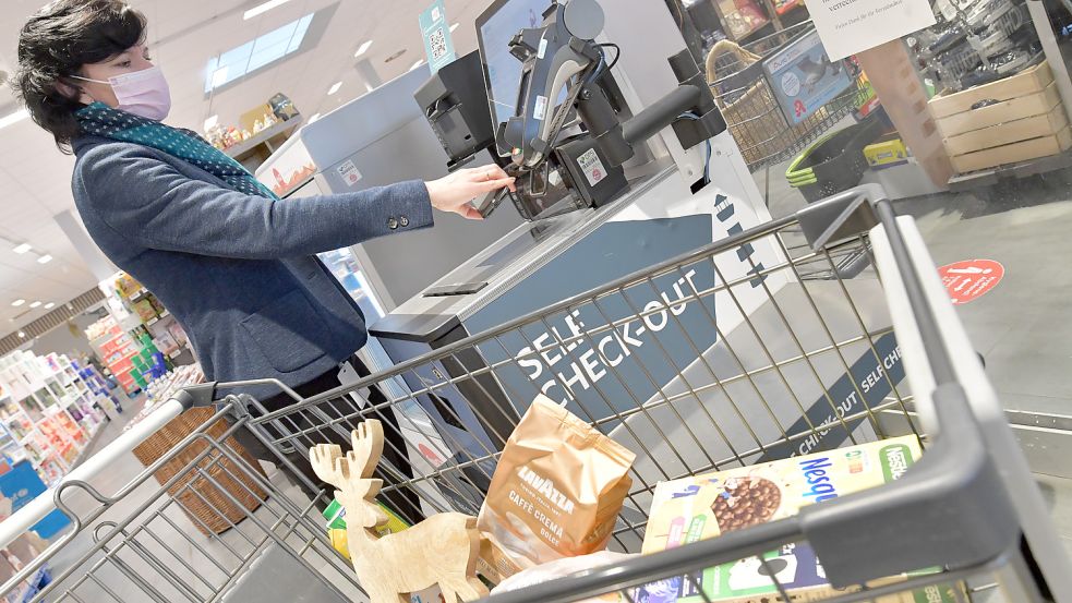 Nach dem Gang durch den Supermarkt kann die Ware bei Combi in Norden einfach durch das Abscannen eines QR-Codes abgerechnet werden. Foto: Ortgies