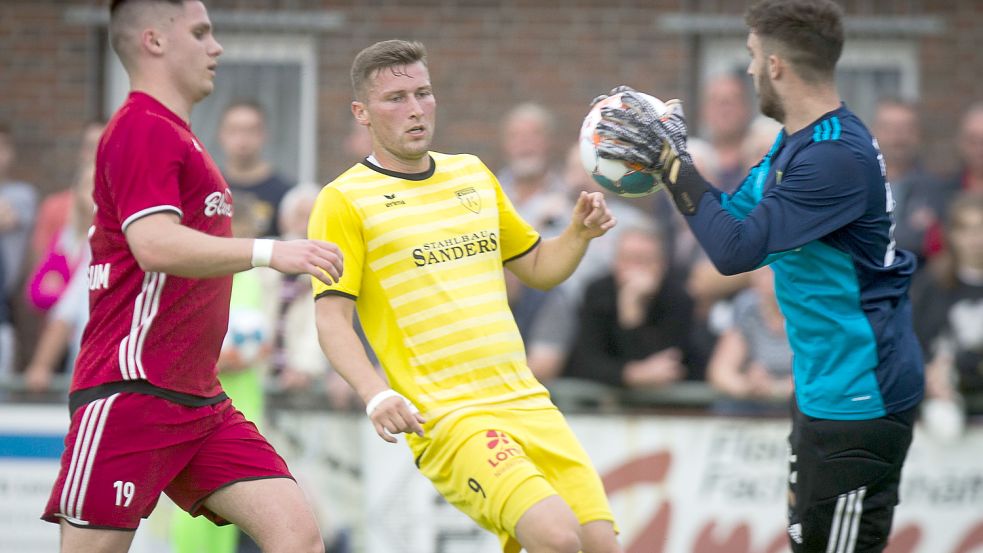 Im Viertelfinale des Ostfriesland-Cups steuerte Sebastian Bloem (Mitte) im Sommer noch einmal zwei Tore für den BSV Kickers Emden beim 7:1-Sieg in Pewsum bei. Fotos: Doden